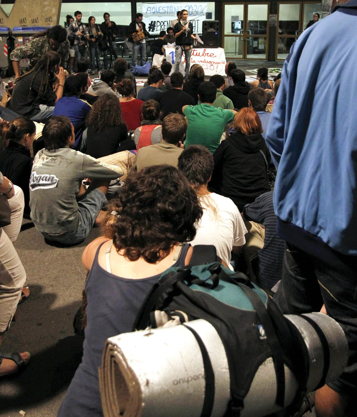 Un centenar de 'indignados' pasa su segunda noche en la Facultad de Geografía de la Universidad de Barcelona