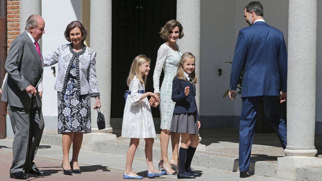 La Familia Real, reunida un año después de la Proclamación en la Comunión de Leonor