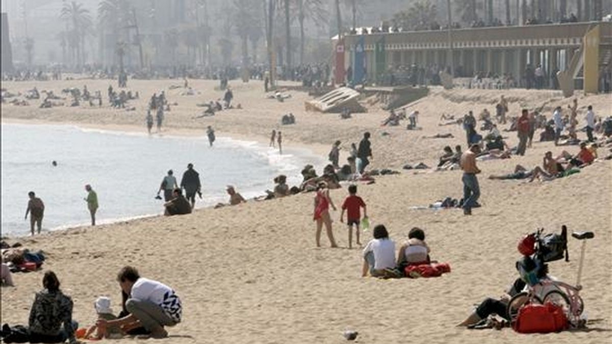 Vista de la playa de la Baceloneta (Barcelona). EFE/Archivo