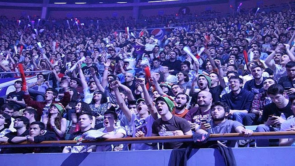 Miles de aficionados jalean a los equipos durante las finales de la 'LCS' en Madrid