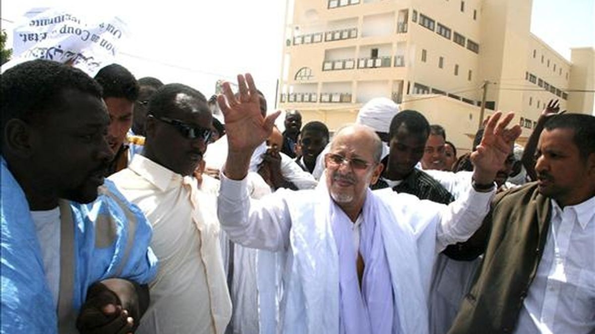 El ex presidente de Mauritania, Sidi Mohamed Uld Cheij Abdalahi (c), saluda a sus seguidores a su llegada a Nuakchot, Mauritania. EFE/Archivo