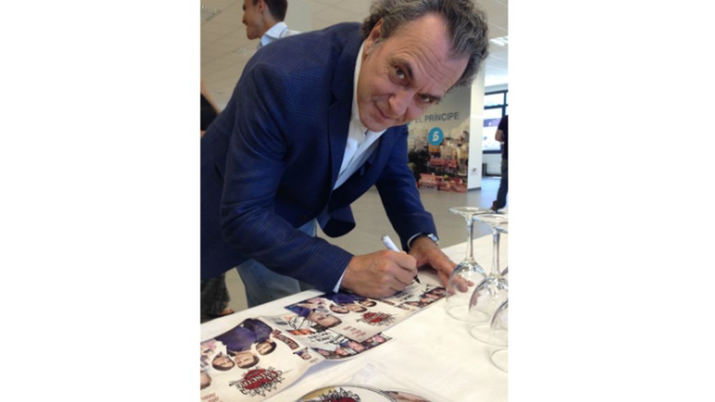 José Coronado firmando el DVD y el libro de El Príncipe