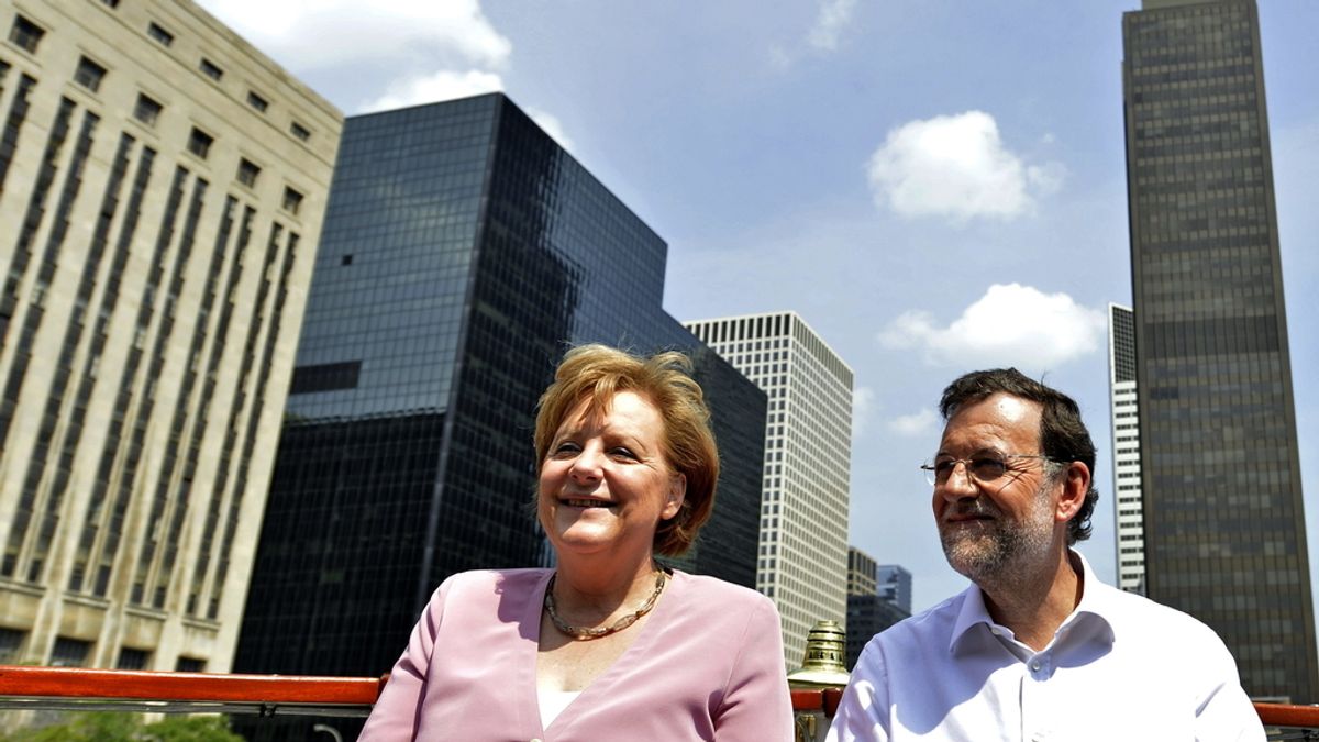 Rajoy y Merkel analizan la crisis de deuda navegando por el río Chicago. Foto: EFE