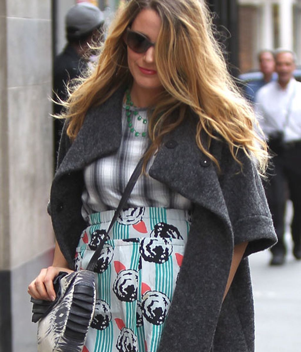 De gala, con abrigo étnico, con su chico, de blanco...