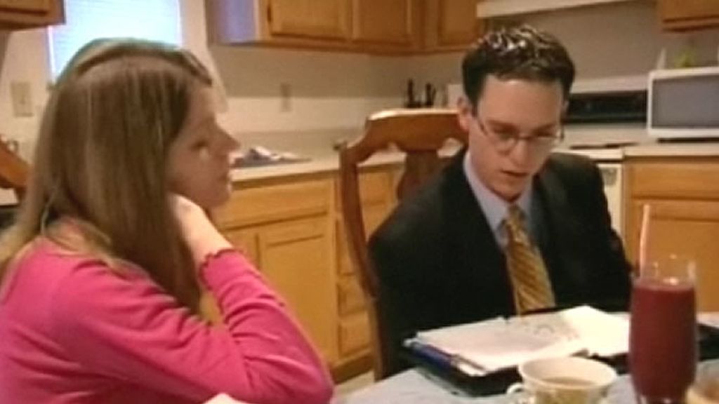 Jesse da su lista de tareas diarias a su esposa