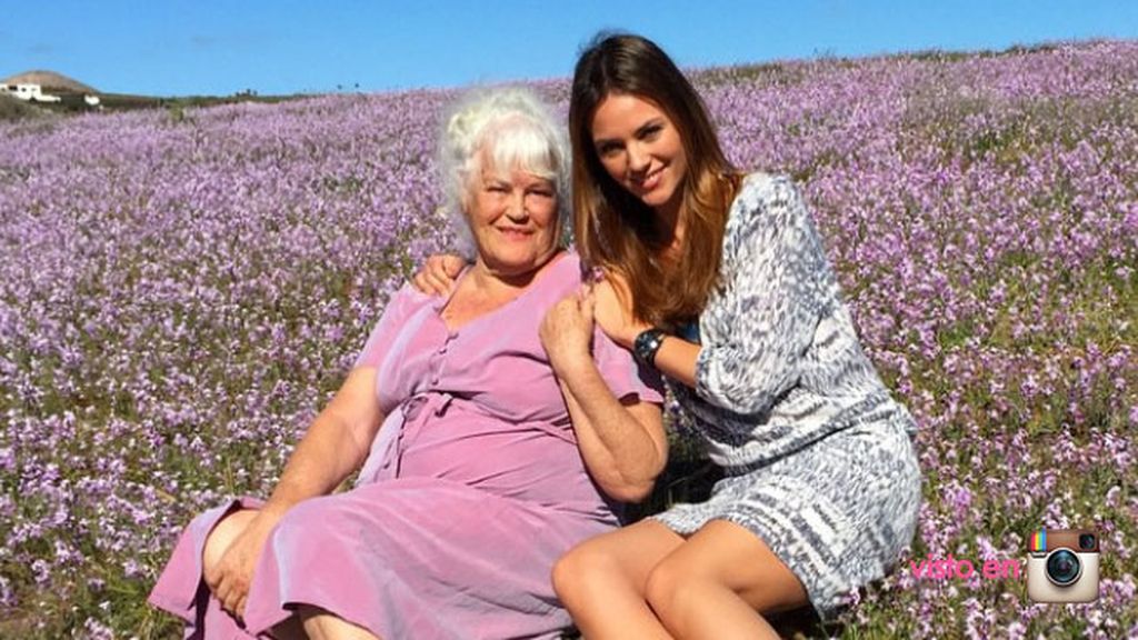 Helen Lindes ha elegido una foto junto a su madre, con dedicatoria incluida