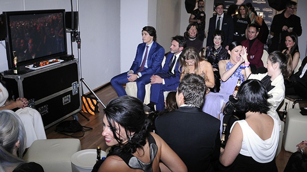 Dafne Fernández celebrando emocionada uno de los premios en el backstage