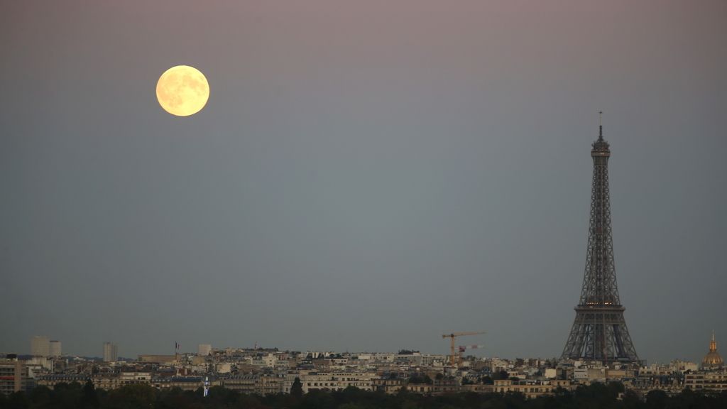 La ‘superluna’ vista junto a la Torre Eiffel, en París, Francia