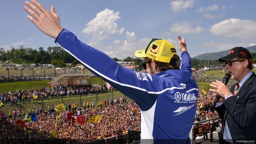 Los 'tifossi' consiguen que Rossi saliera a saludar tras la carrera
