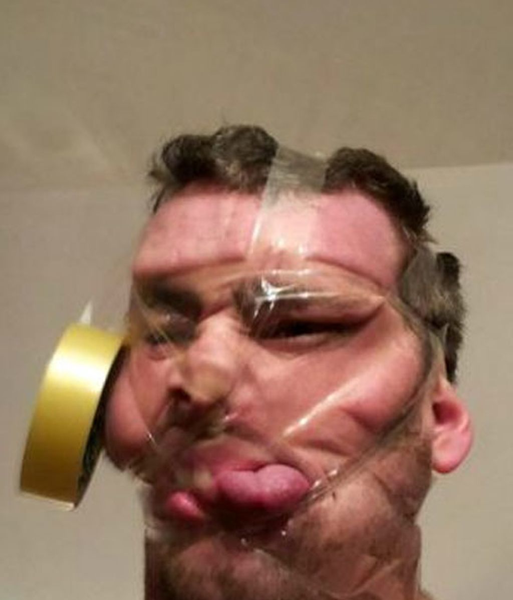 Caras forradas en celo: la última moda de los selfies
