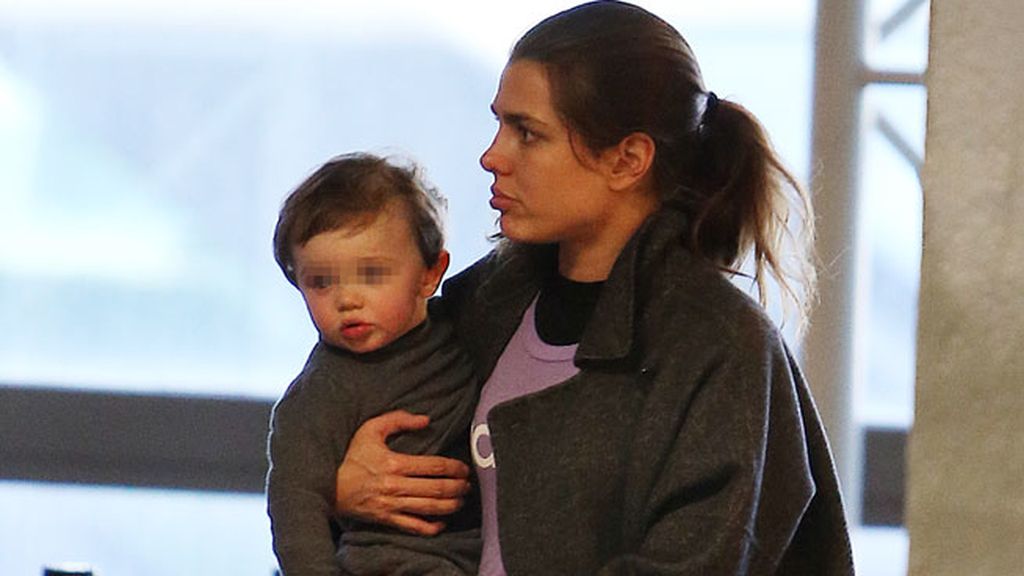 Carlota Casiraghi y Raphaël: 'casual style' madre-hijo en el aeropuerto de Los Ángeles