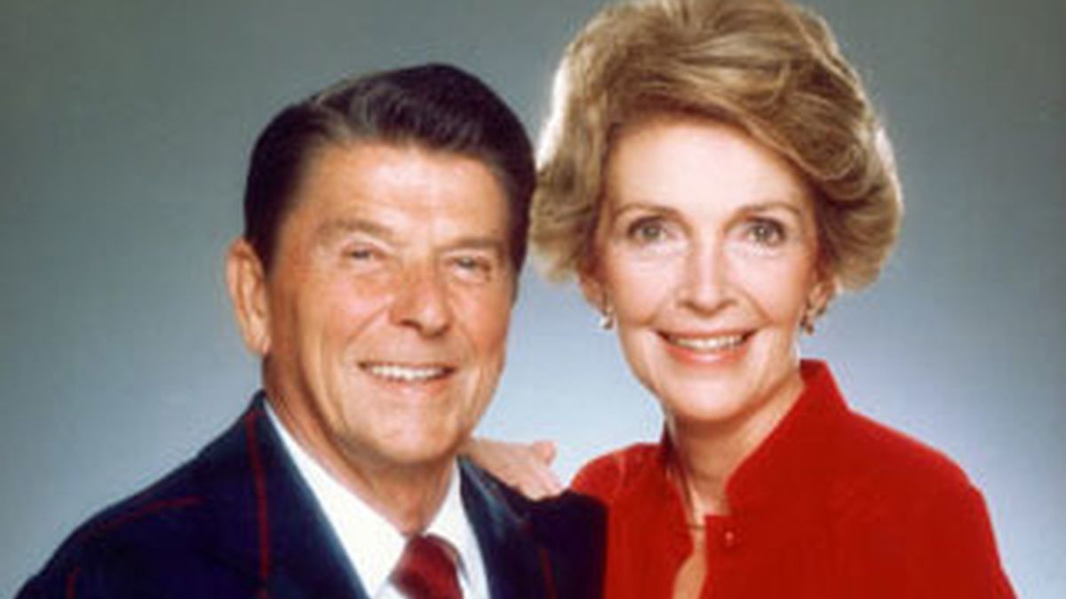 Nancy Reagan en la visita que ha realizado a la Casa Blanca invitada por Obama para asistir a la creación de la comisión que organizará el centenario de su marido, el fallecido Ronald Reagan.