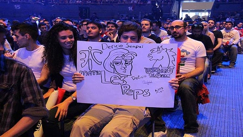 Miles de aficionados jalean a los equipos durante las finales de la 'LCS' en Madrid