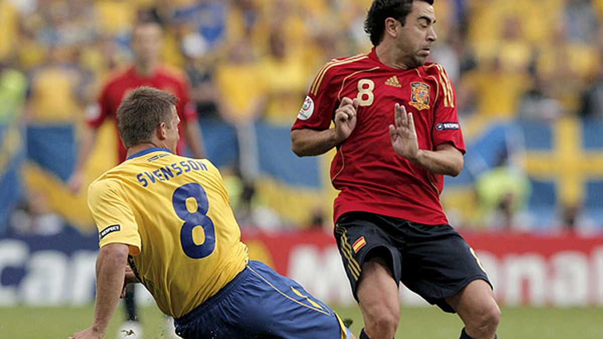 Xavi ha tenido que retirarse por un golpe en la rodilla. Foto: EFE