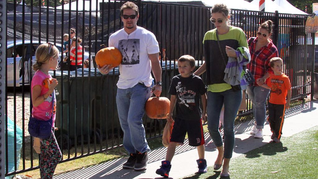 Mark Wahlberg fue con la familia al completo y compró dos calabazas