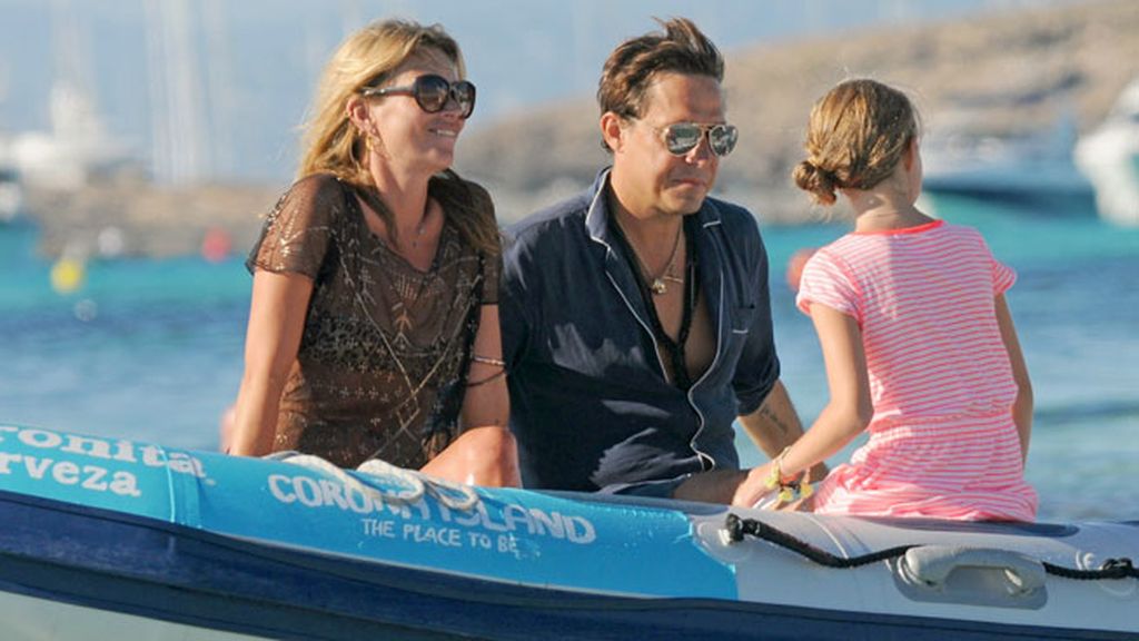 Kate Moss disfruta de sus vacaciones con su marido y con su hija