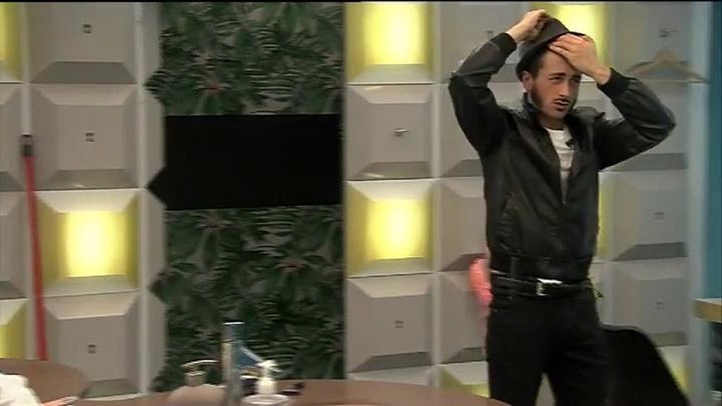 Aritz se afeita para la fiesta rocabilly de 'GH16'