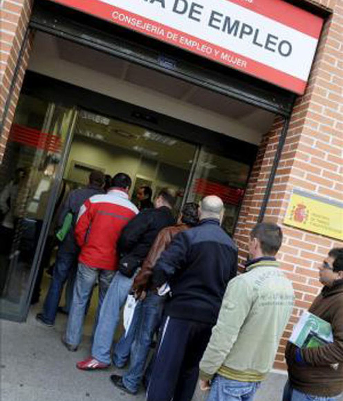 Varias personas hacen cola en una Oficina de Empleo de Madrid