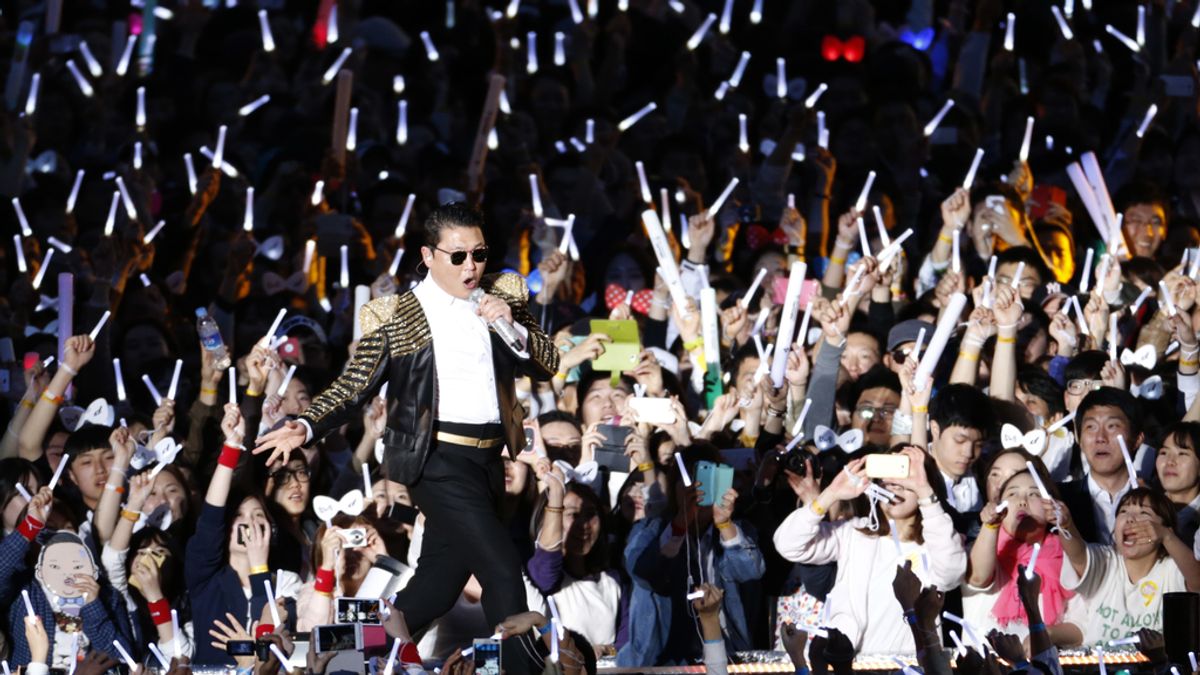 Psy actuando en su nuevo concierto, 'Gentleman'
