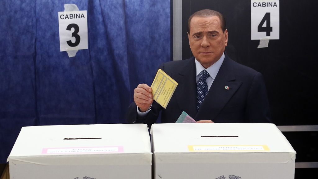 Silvio Berlusconi vota en Milán