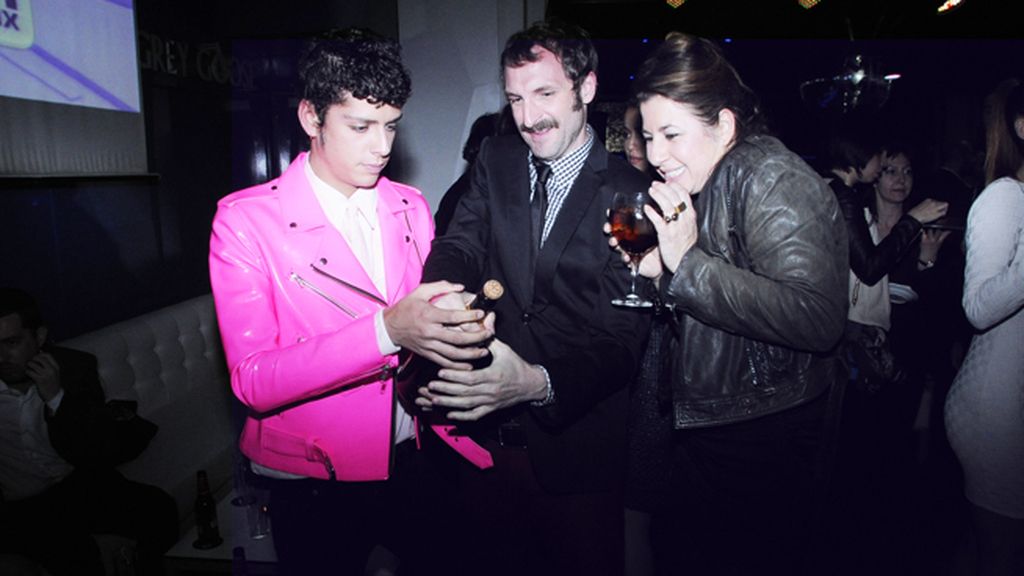 Eduardo Casanova y Julián Villagrán intentando abrir una botella de champán... ¡qué estaba vacía!