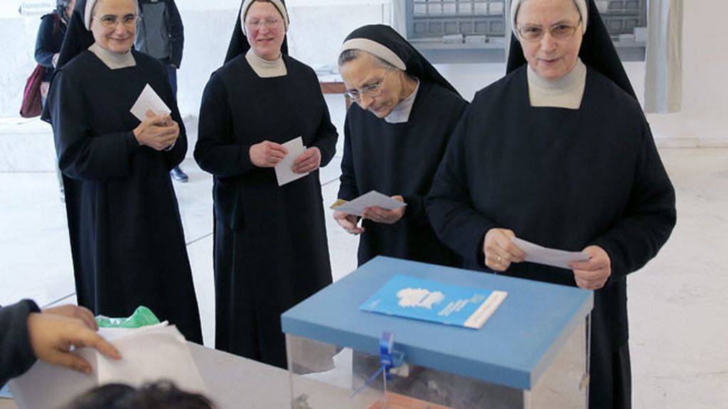 Varias monjas acuden a votar en Galicia