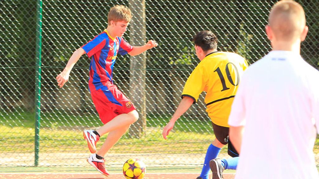 Justin Bieber se viste de culé para jugar un partido en Madrid