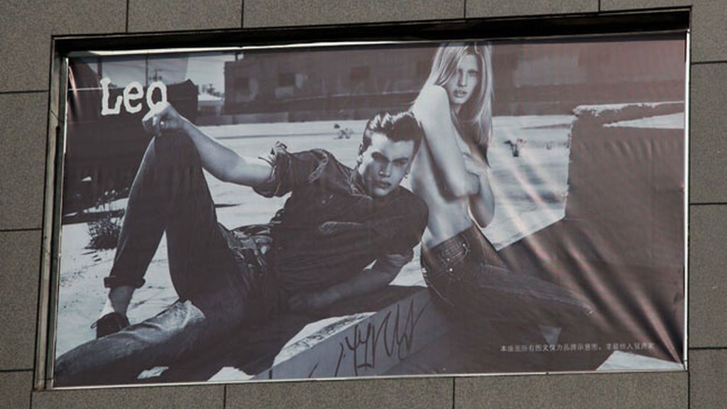 ‘Gucgi’, ‘Roeex’ o ‘Lancone’, marcas falsas en grandes anuncios en China