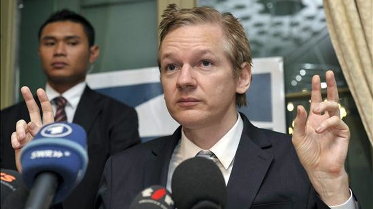 Fotografía de archivo del 4 de noviembre de 2010 que muestra al fundador de Wikileaks, Julian Assange, en una rueda de prensa ofrecida en Ginebra (Suiza).  Australia anunció hoy que colaborará con Estados Unidos para llevar ante la justicia a Assange, por la supuesta publicación ilegal de miles de documentos clasificados. EFE/Archivo