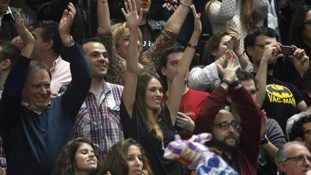Tras el sufrimiento de la prórroga, Helen Lindes se olvidó de los rezos y saltó de su asiento