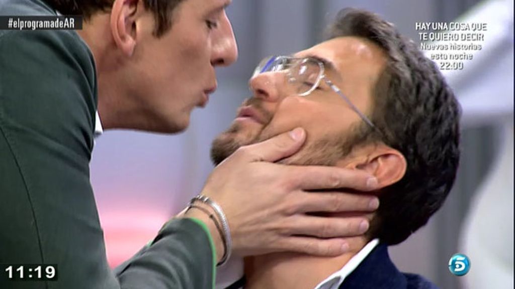 Los chicos de 'AR' han emulado el beso que, según Paloma García Pelayo, se dieron Amador y un banderillero