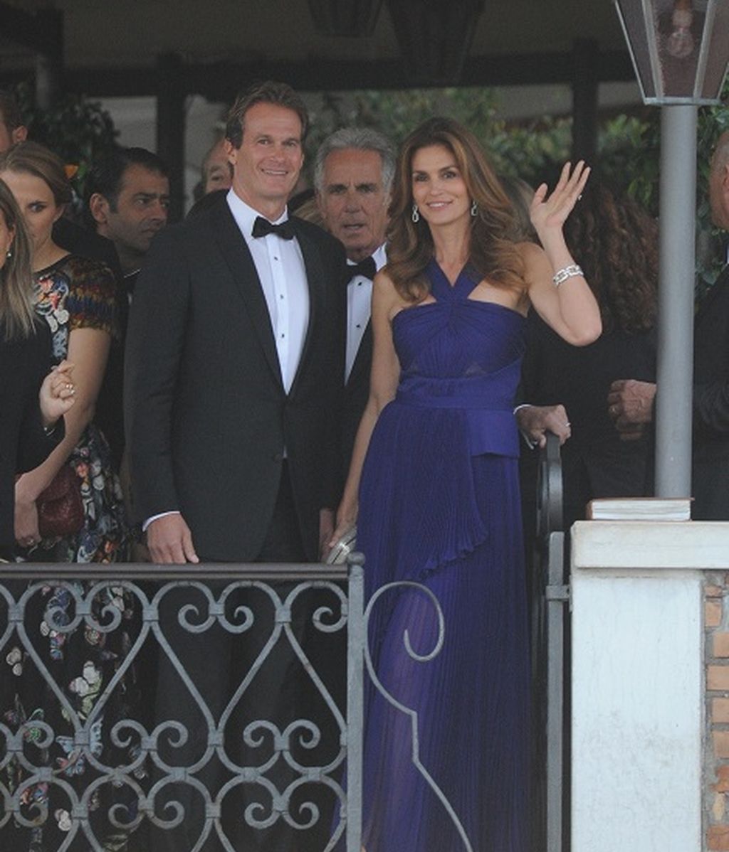 La bella modelo Cindy Crawford saludó a los numerosos fans