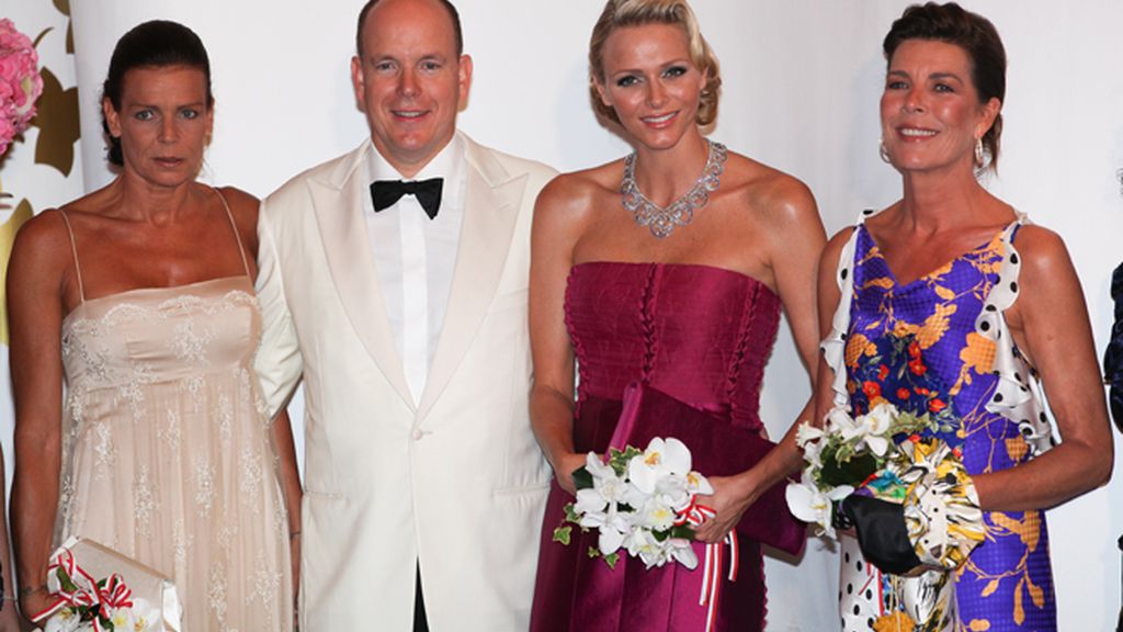 Charlene se planta el collar de bodas en la Gala de la Cruz Roja