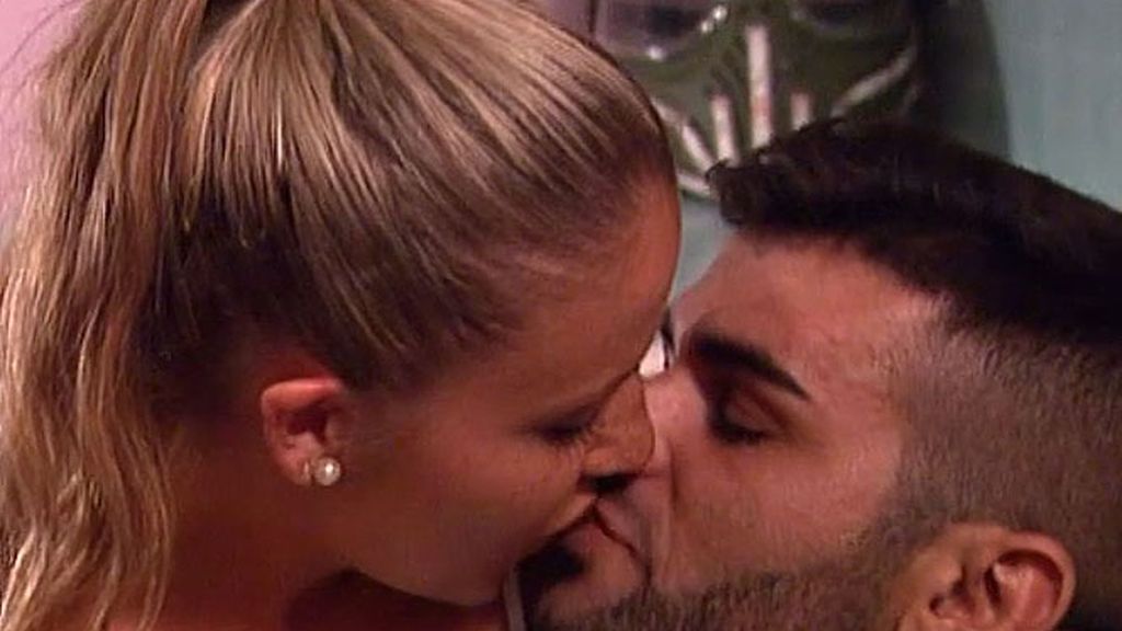 Javier conoce a sus chicas en la piscina (y en la cama)