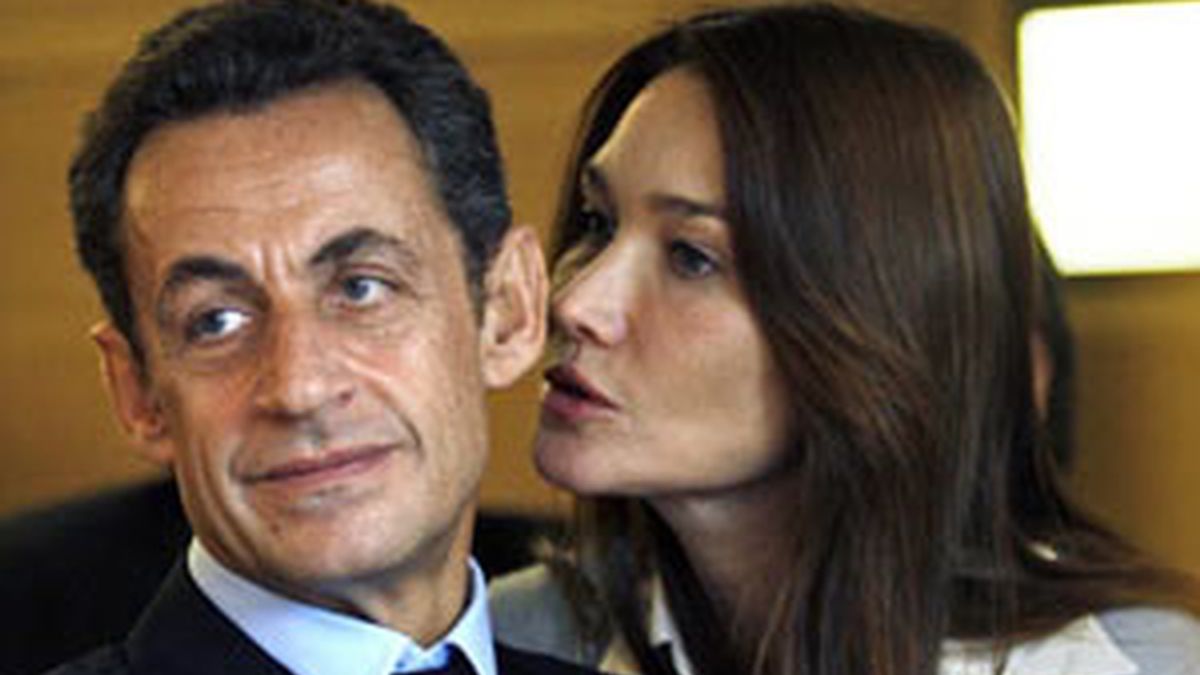 Carla Bruni le susurra algo al oido del presidente francés