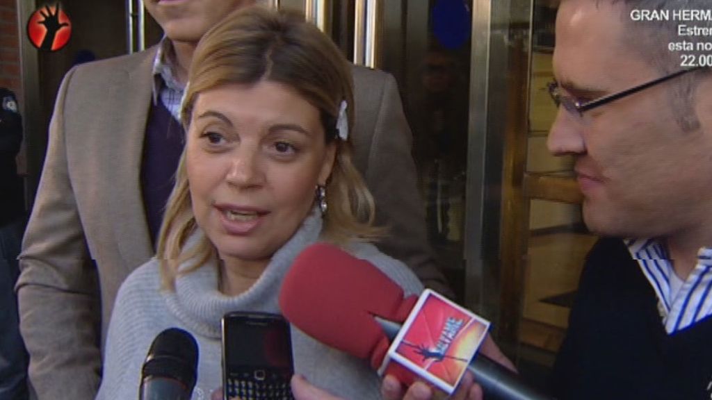 Su novio Carlos no se ha separado de ella ni un segundo