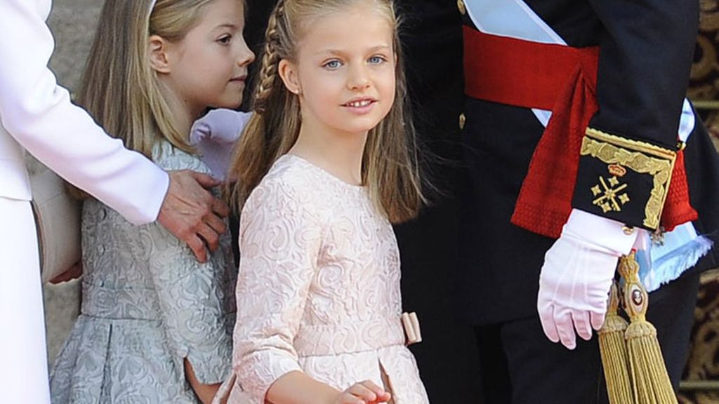 Leonor y Sofía, de pastel y saludando