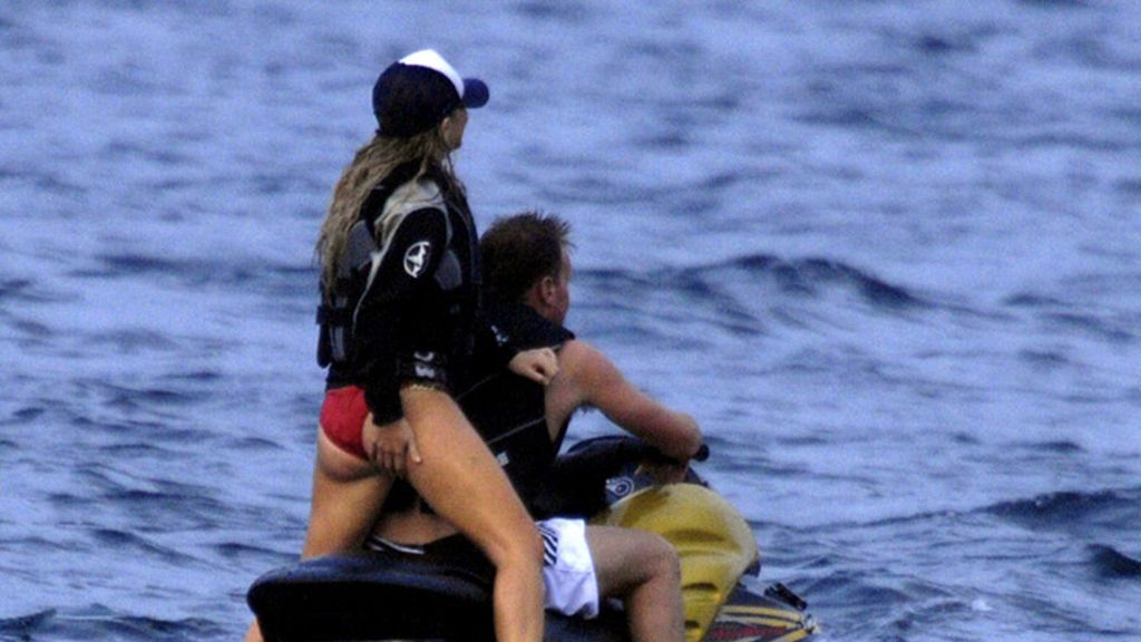 En verano, érase un famoso a una moto de agua pegado...
