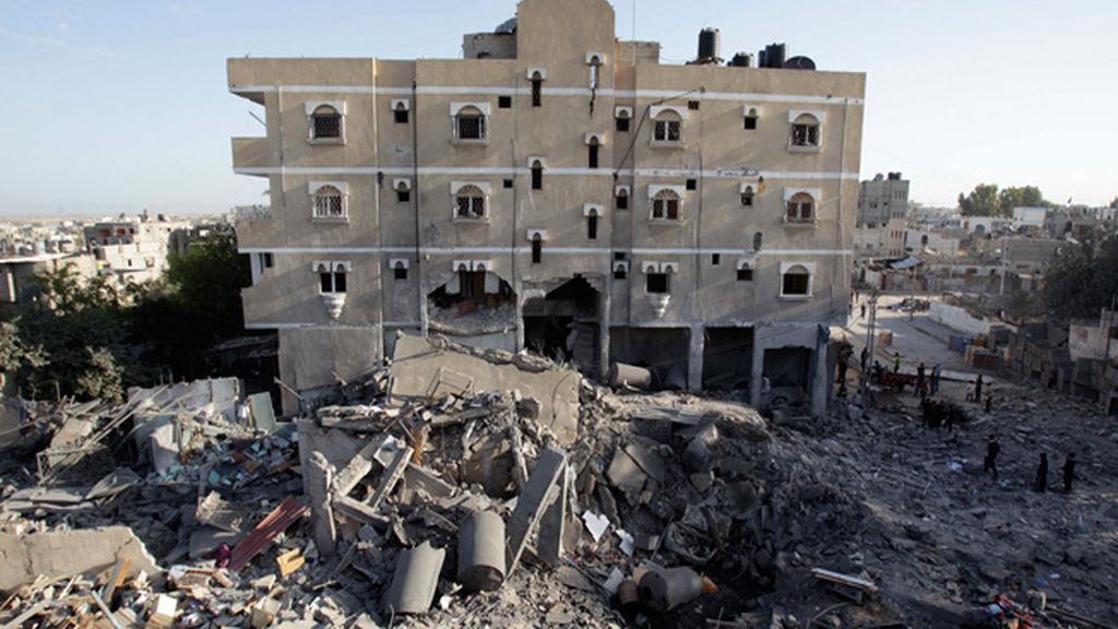 Israel aumenta su ataque por tierra y mar contra Gaza