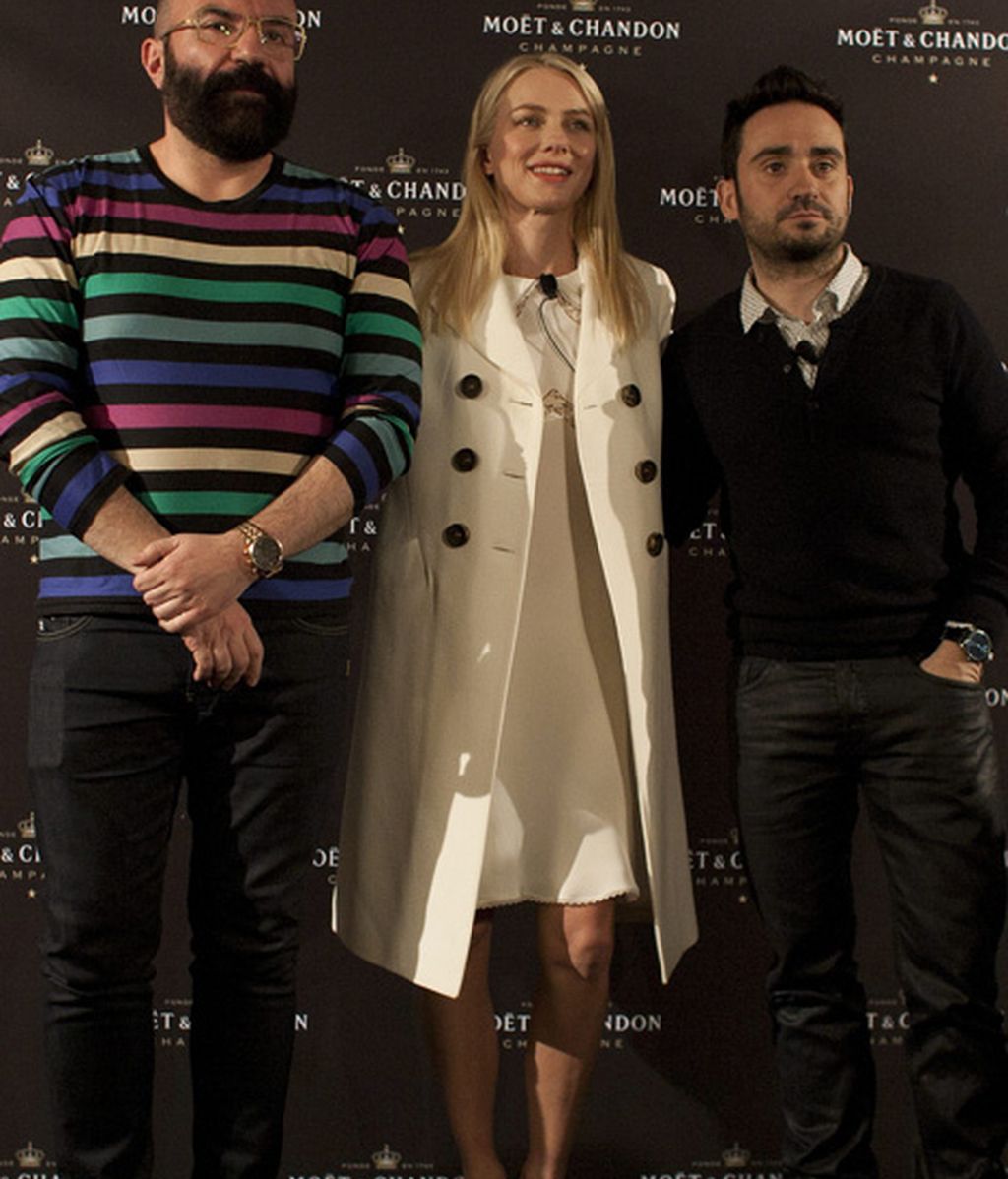 El diseñador de vestuario Paco Delgado, Naomi Watts y José Antonio Bayona
