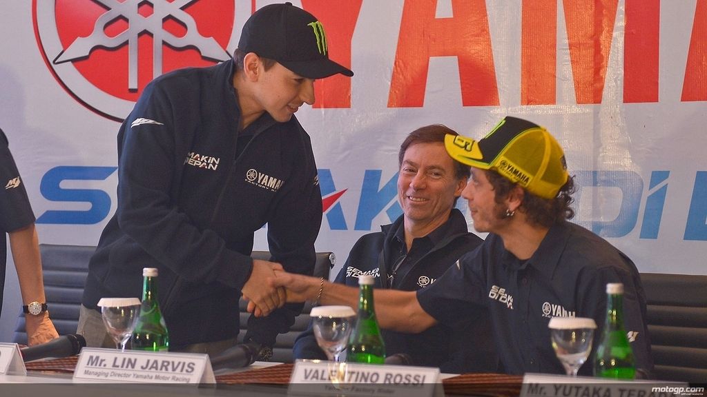 Lorenzo y Rossi, el saludo de los campeones