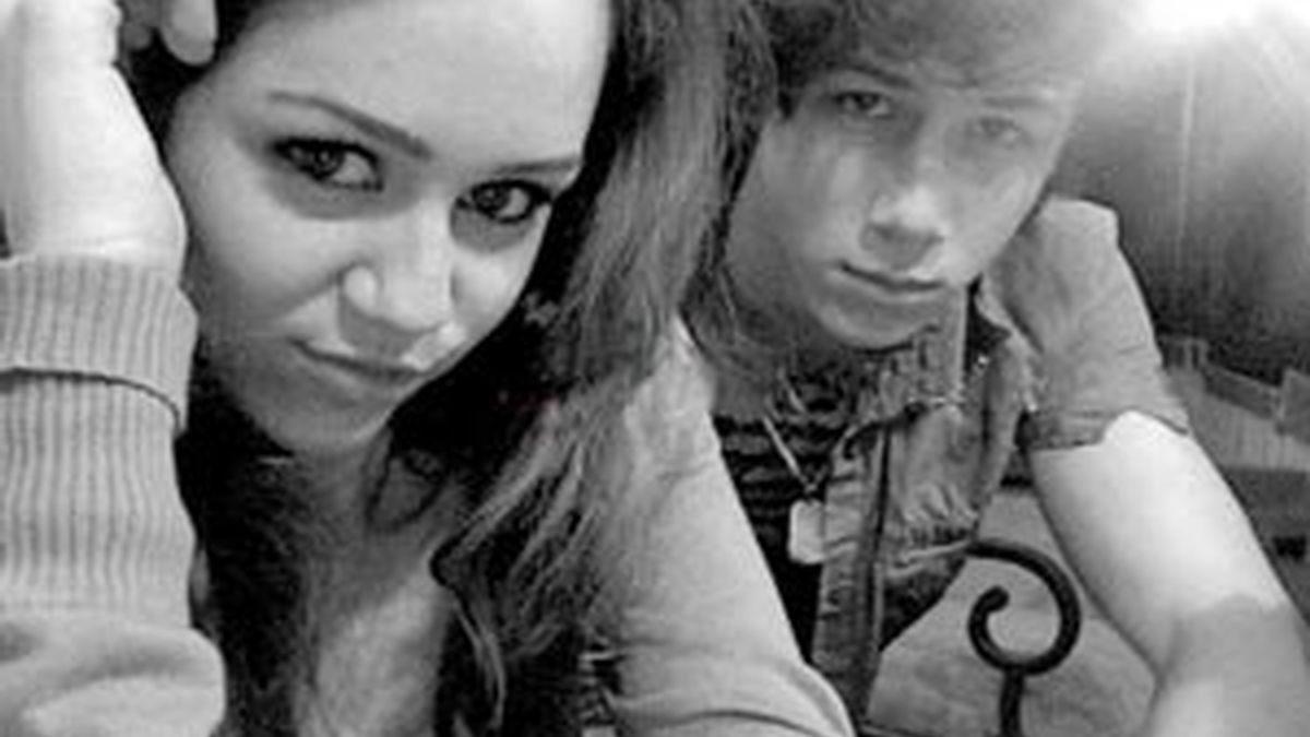 Miley Cyrus y Nick Jonas en una foto colgada en Twitter, de cuando estaban juntos Miley Cyrus y Nick Jonas en una foto colgada en Twitter, de cuando estaban juntos