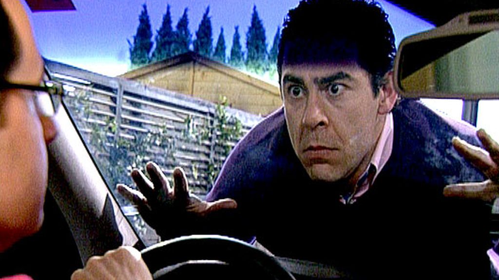 Un trío, una asistenta y una lluvia de coliflores