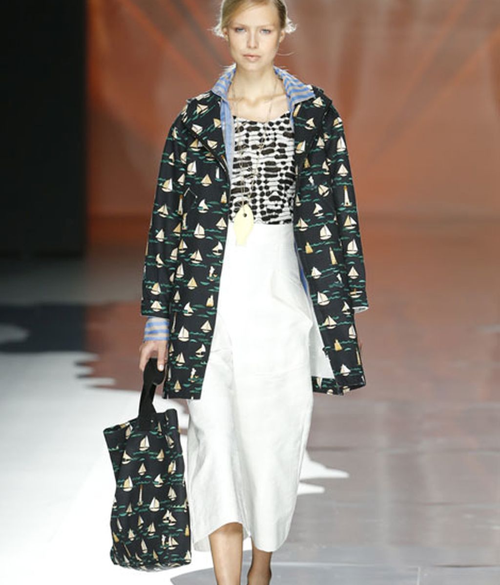 Siluetas fluidas y prints marineros