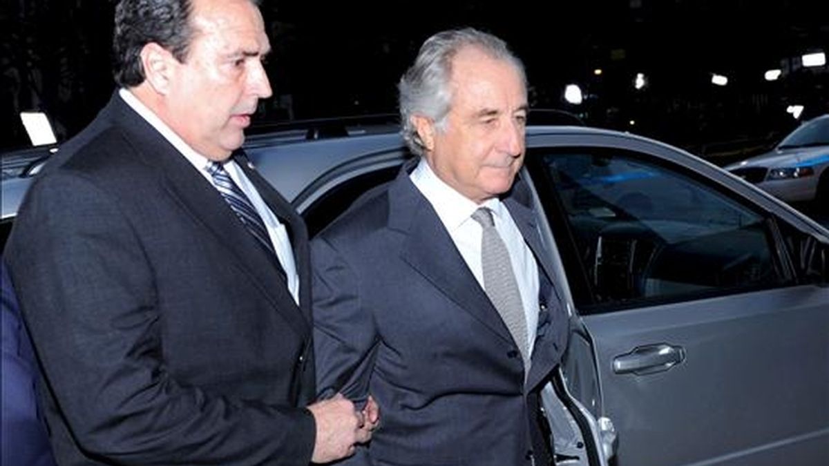 El financiero Bernard Madoff (d) ayer a su llegada al Tribunal Federal de Manhattan, en Nueva York (Estados Unidos). EFE