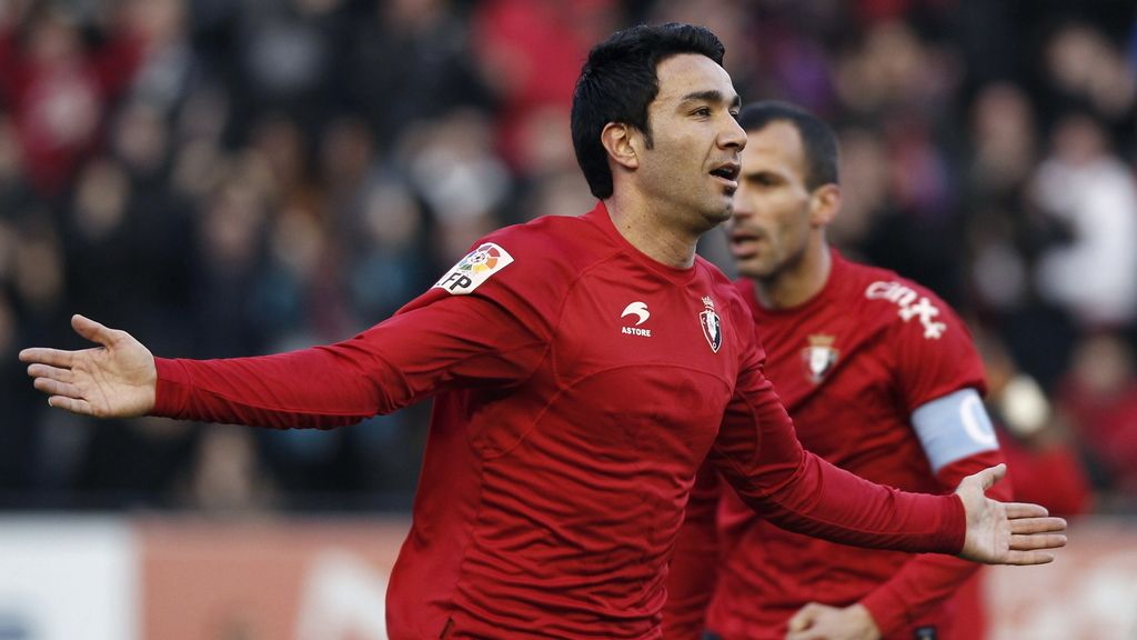 El centrocampista iraní de Osasuna Javad Nekounam celebra su gol, primero de su equipo, durante el partido