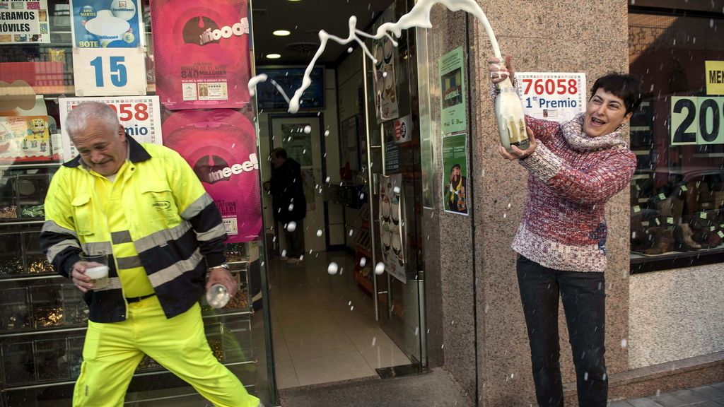 Celebraciones con champán tras vender un décimo del Gordo de Navidad