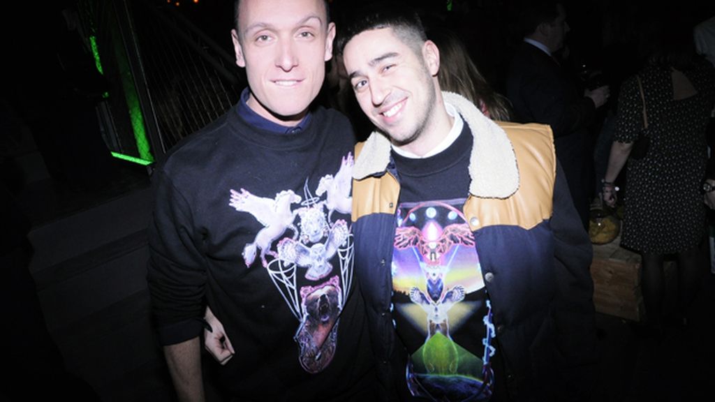 Gorka Postigo y el artista Alberto Cuenca, ambos con sudaderas de Isaacymanu