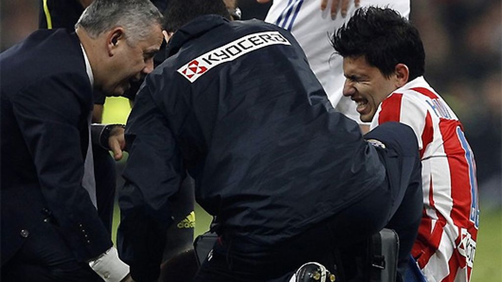 Agüero se duele durante el partido de ida de los cuartos de Copa ante el Madrid. FOTO: Archivo.