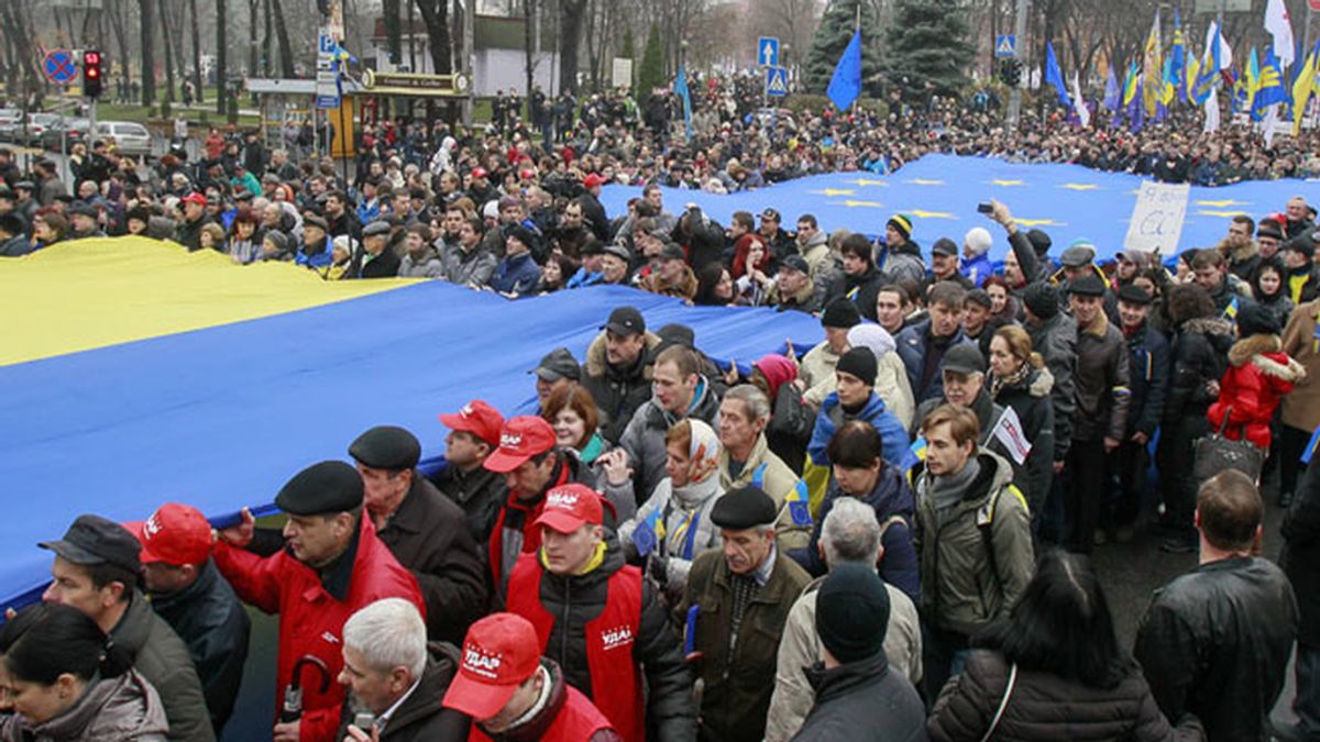 Más de 100.000 personas protestan en Kiev contra la asociación con la Unión Europea